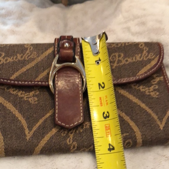 Gorgeous brown Dooney & Bourke signature wallet - Picture 15 of 16